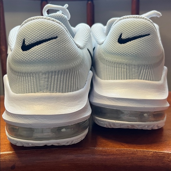 NWOT Nike Air Max Impact 4 Basketball Shoes White / Black Kids Size 4 - Picture 5 of 10